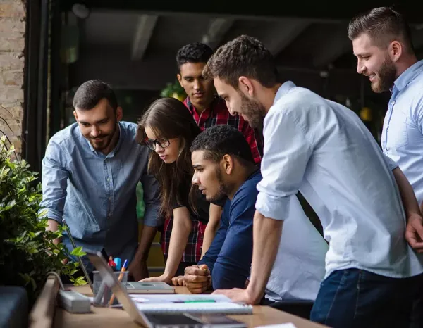 Business consultants assisting entrepreneurs with company formation in Dubai